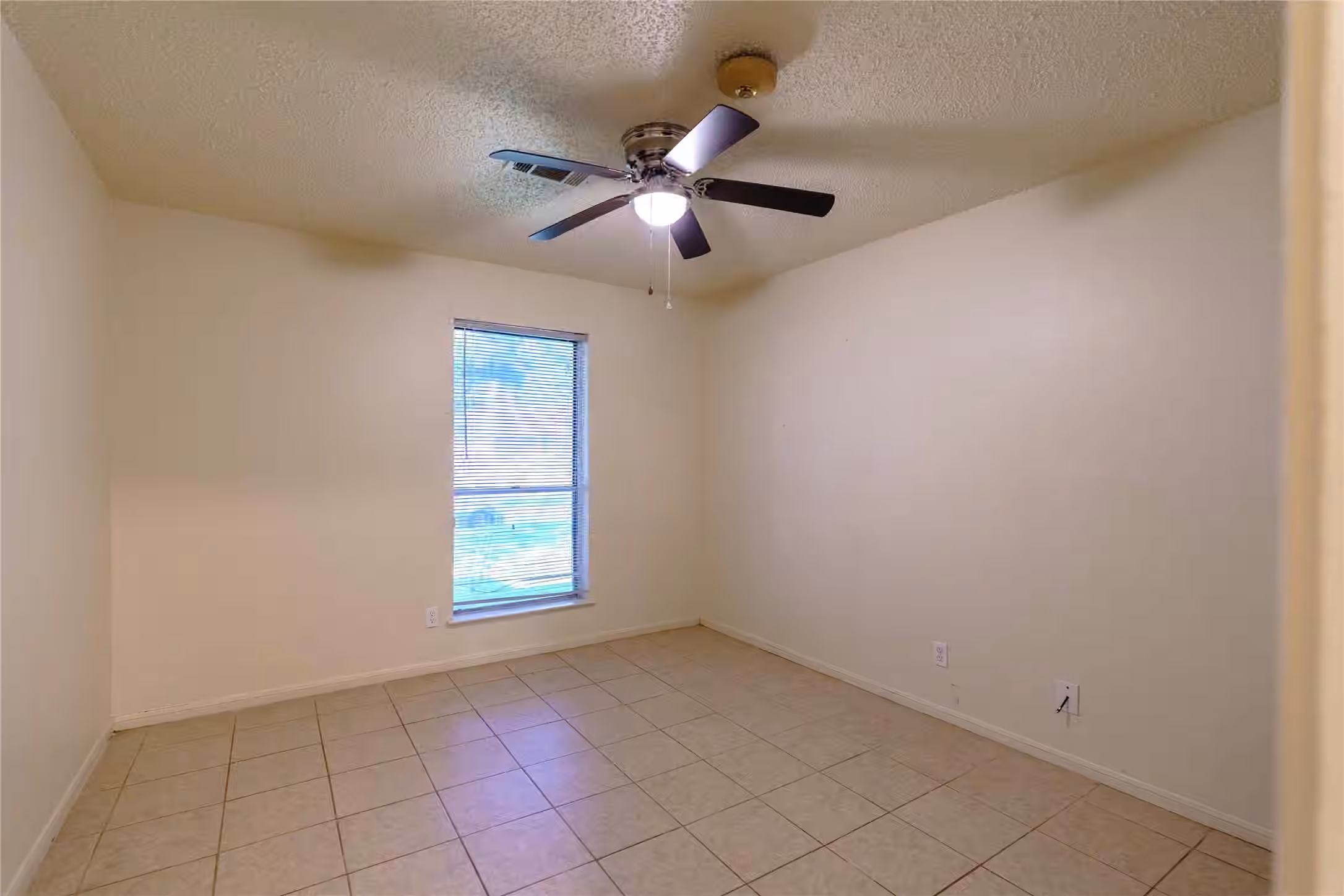 Photo 4 of 4850 Slade Ben Lane, Alvin, TX