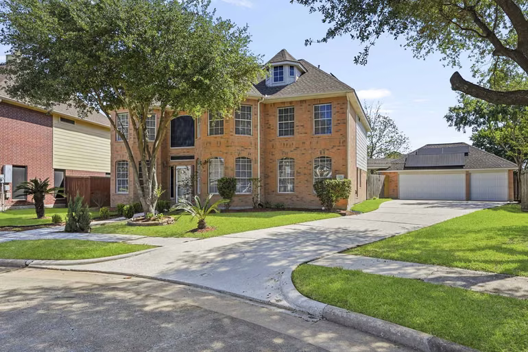 Photo 2 of 215 Crabapple Drive, Baytown, TX