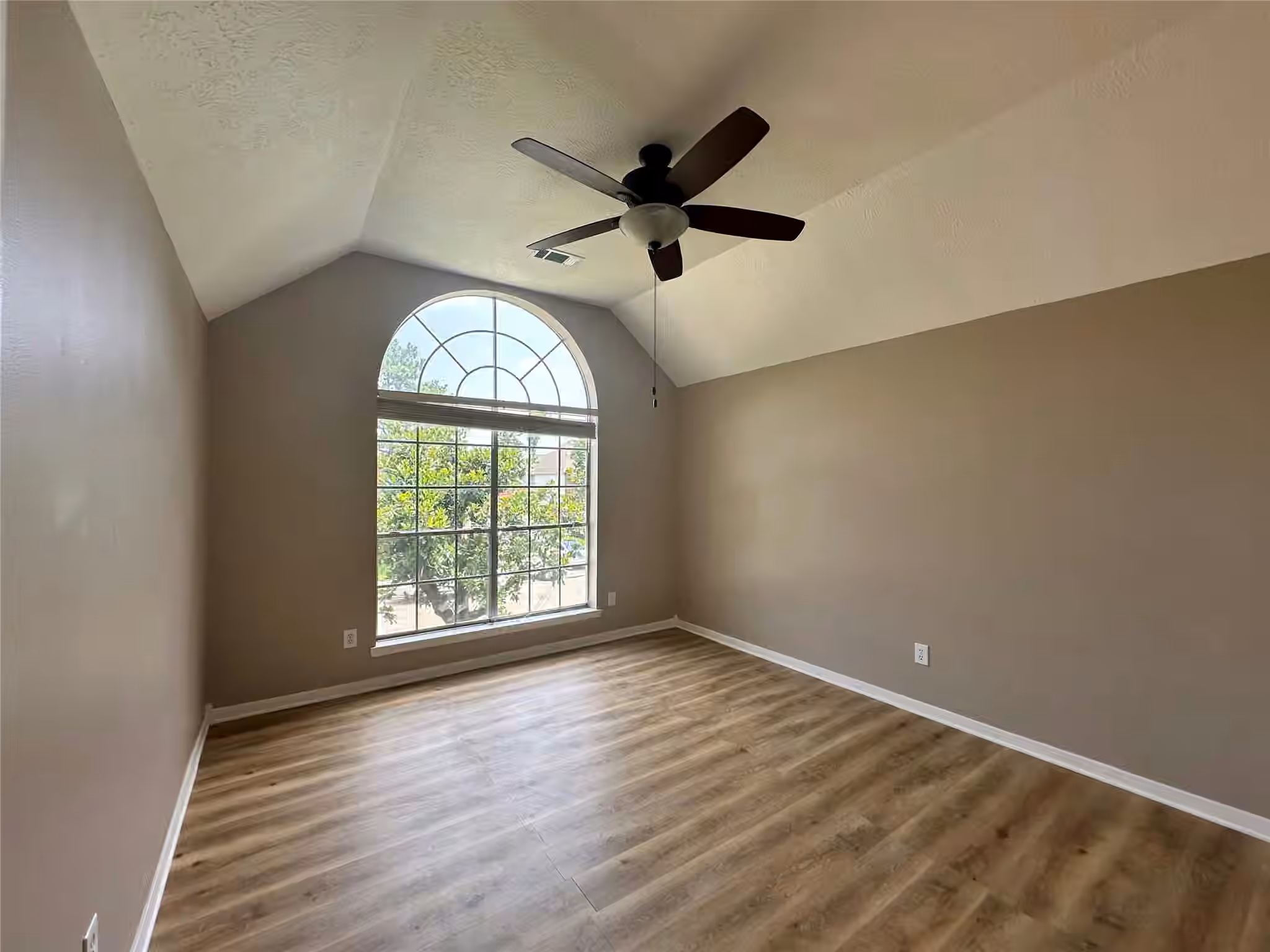 Photo 4 of 13315 Denver Oaks Drive, Houston, TX