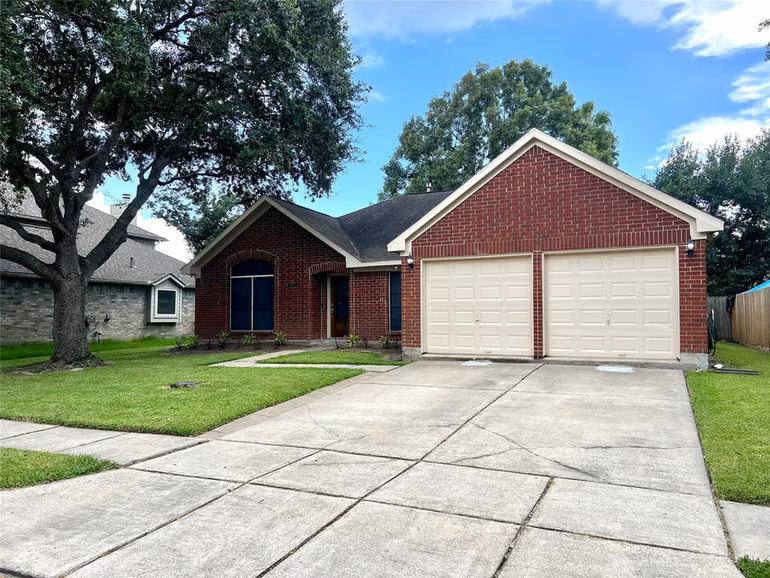 Photo 3 of 1806 Oak Wood Drive E, Pearland, TX