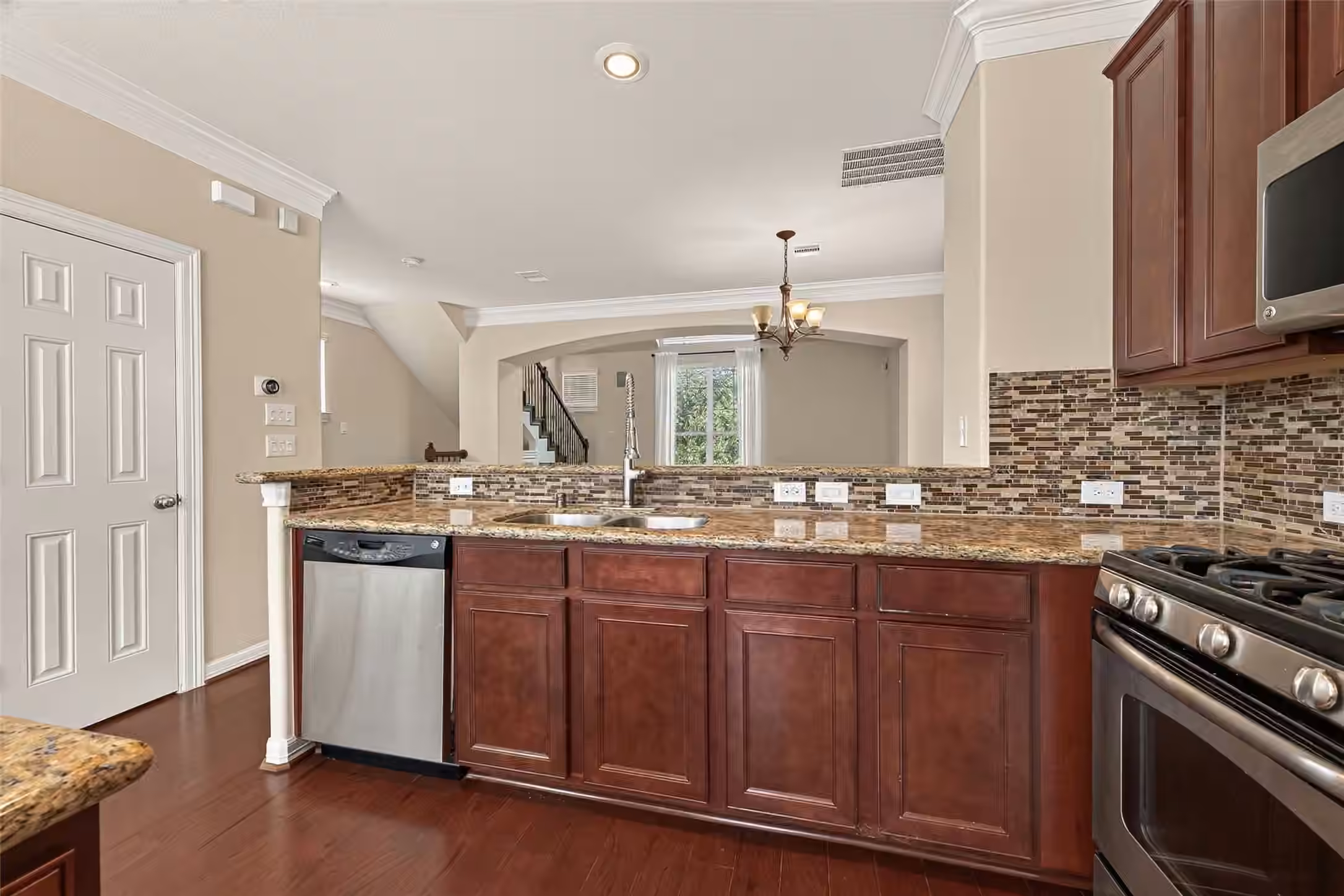 Photo 4 of 888 Fisher Street, Houston, TX