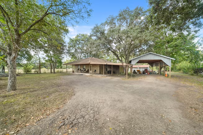 Photo 4 of 5913 County Road 225, East Bernard, TX