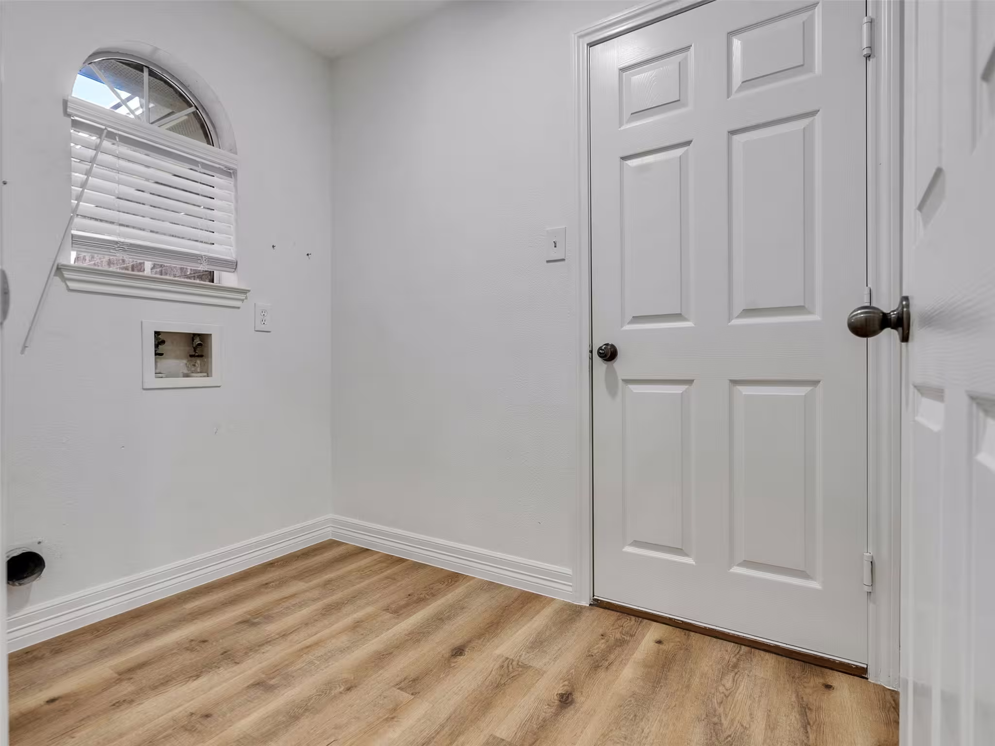 Photo 4 of 206 Doncaster Street, Conroe, TX