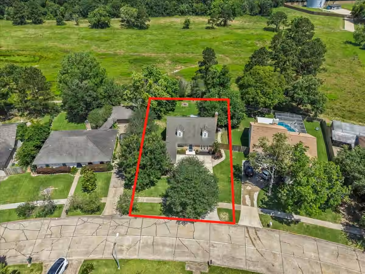 Photo 2 of 209 Palm Aire Drive, Friendswood, TX