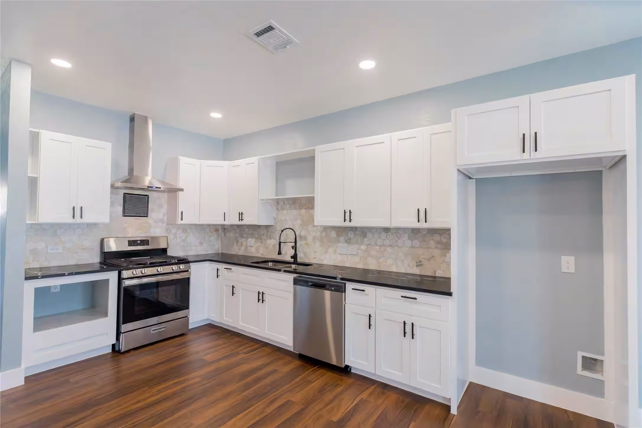 Photo 4 of 818 Westshire Drive, Houston, TX