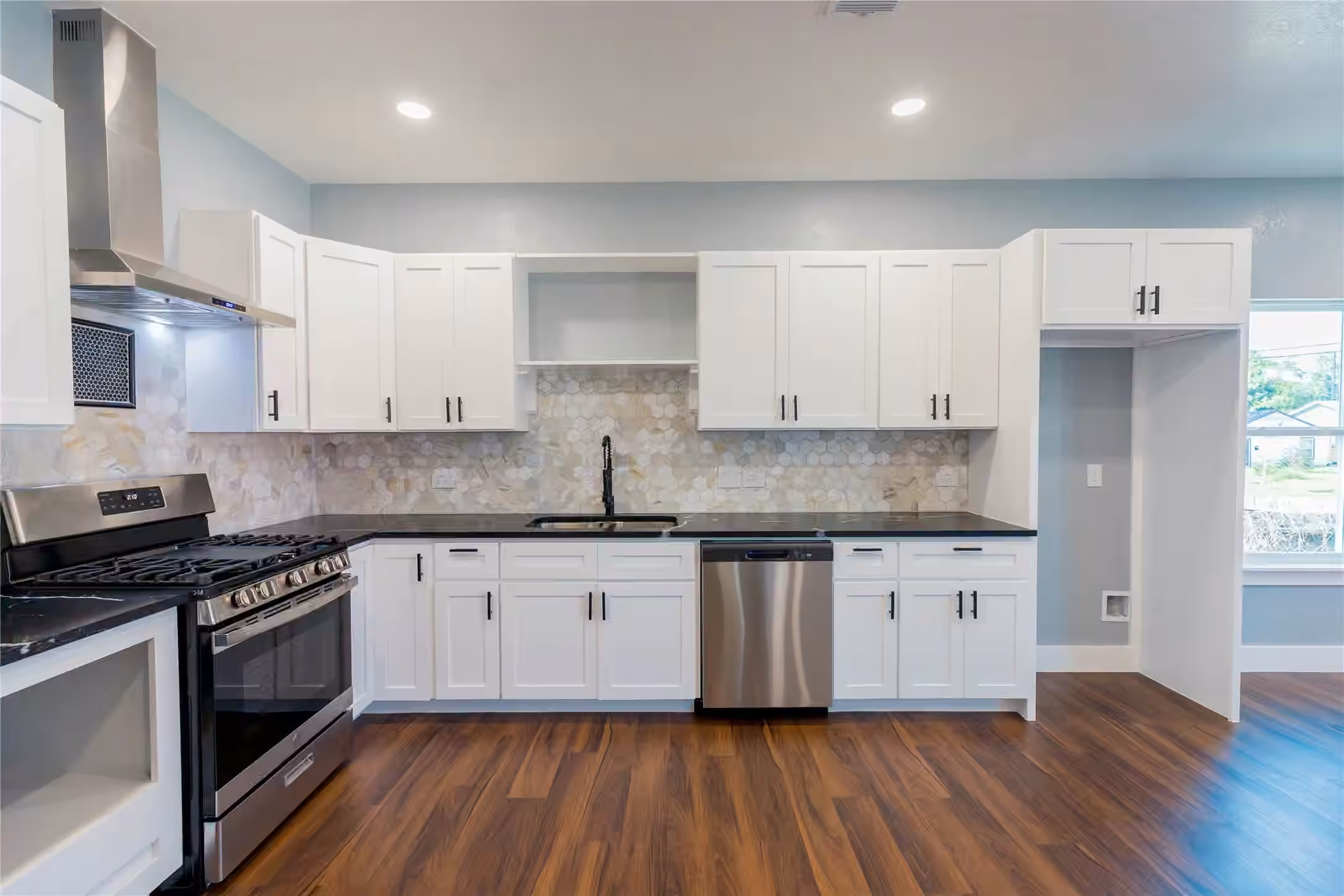 Photo 5 of 818 Westshire Drive, Houston, TX