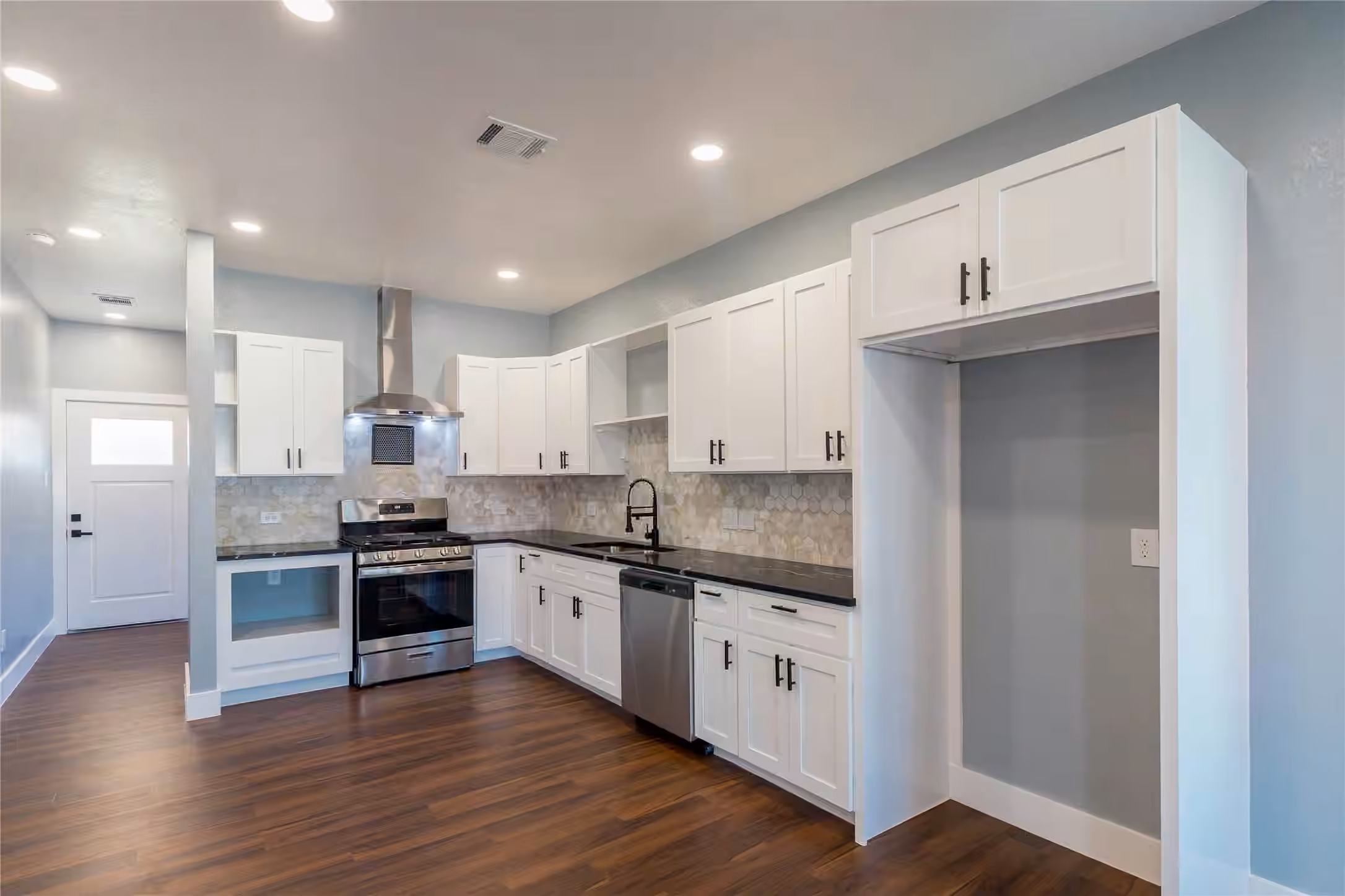 Photo 6 of 818 Westshire Drive, Houston, TX