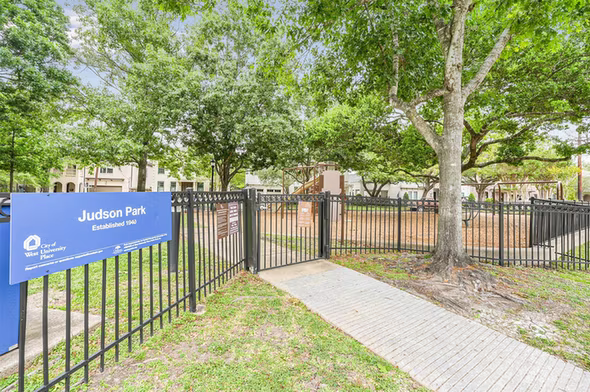 Photo 5 of 4260 Dartmouth Avenue, West University Place, TX