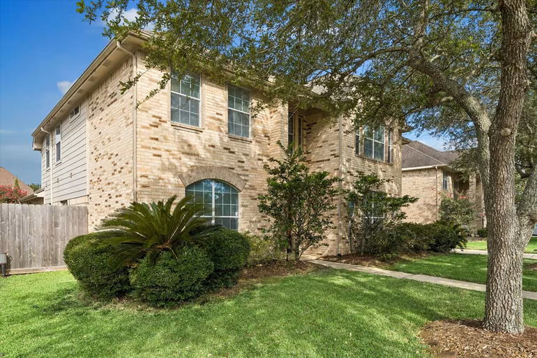 Photo 2 of 415 Willow Pointe Drive, League City, TX