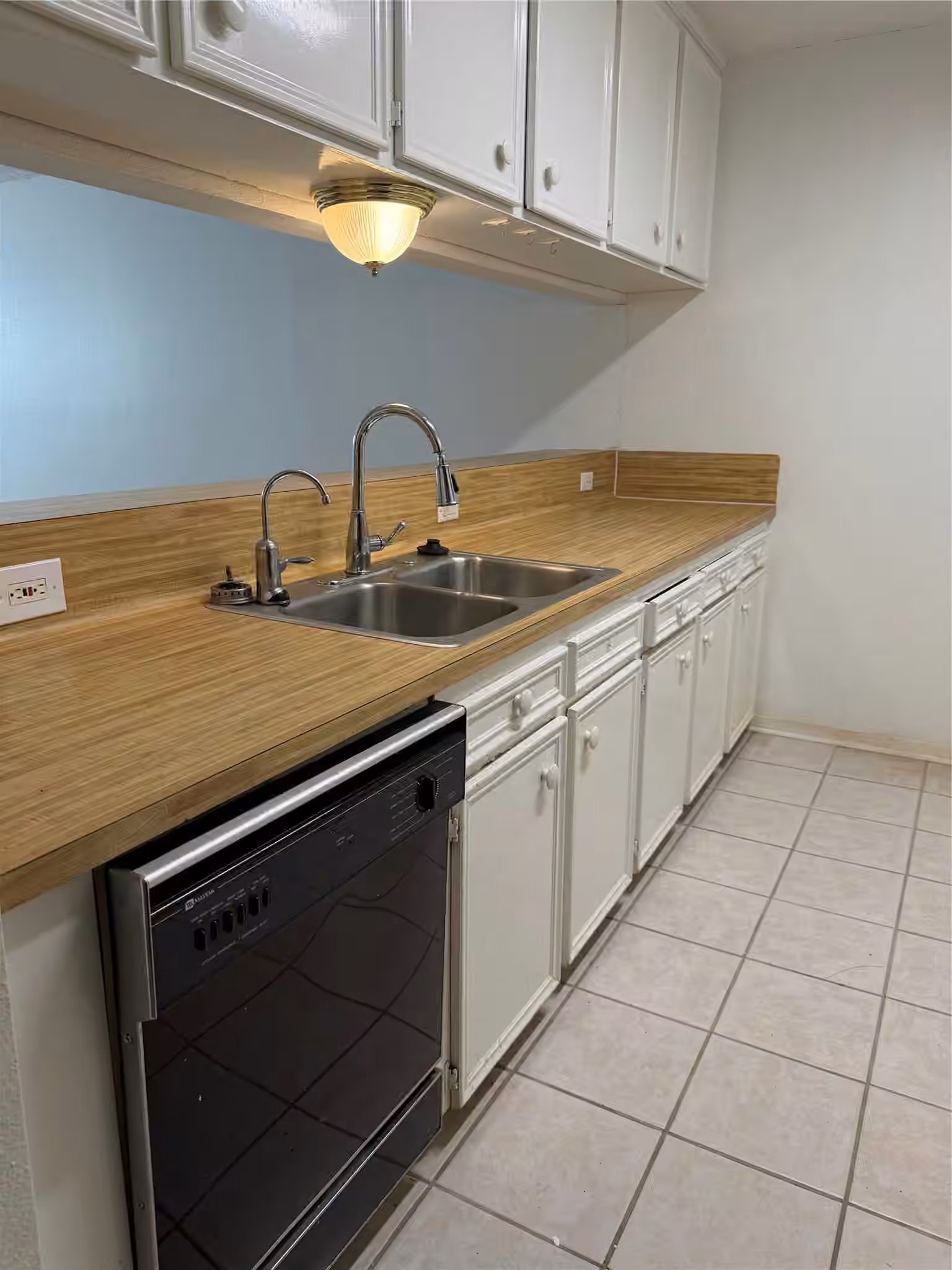 Photo 6 of 8652 Maplecrest Drive, Houston, TX