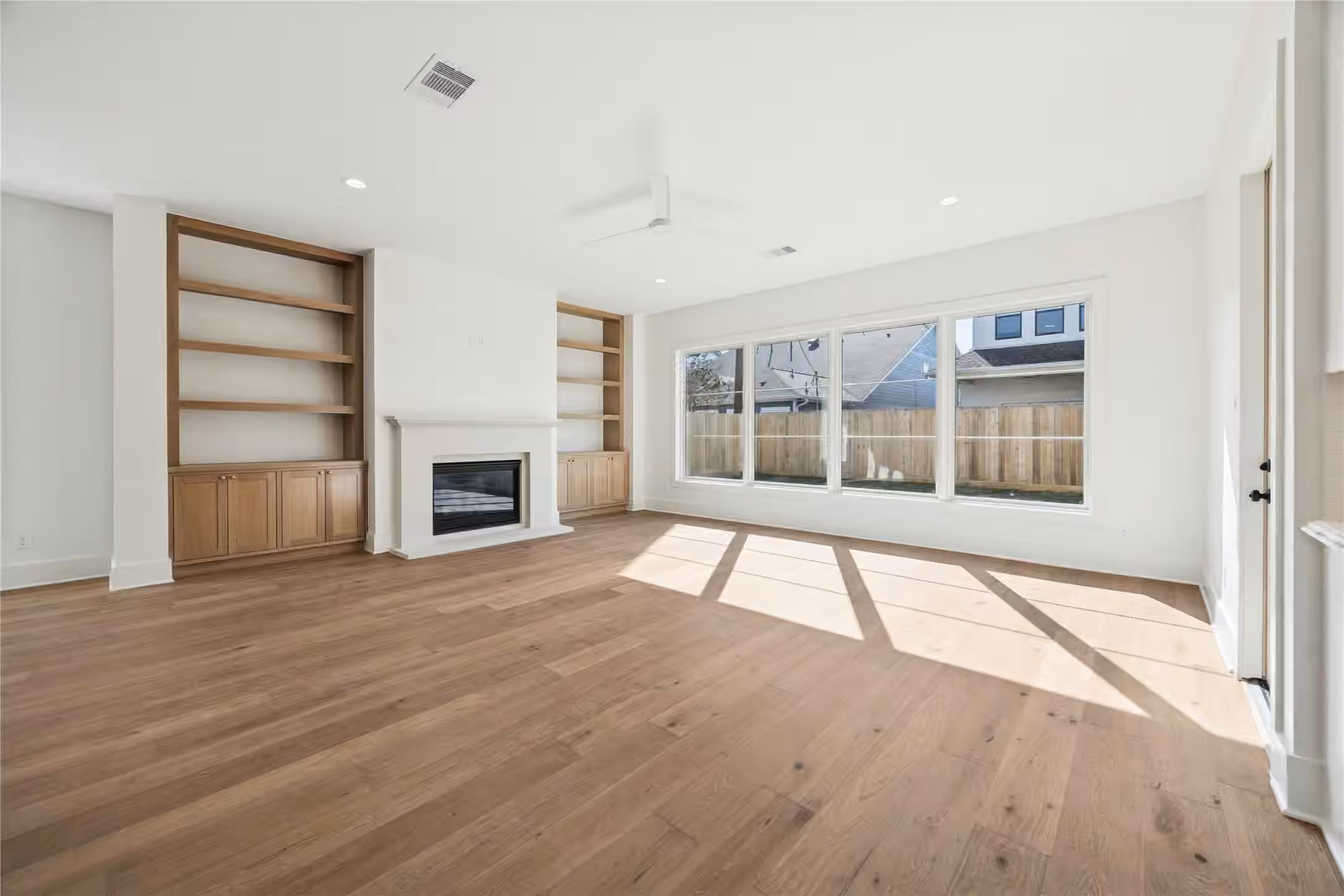 Photo 4 of 955 W 42nd Street, Houston, TX