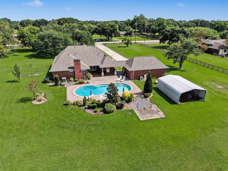 Photo 4 of 2112 Krenek Road, Crosby, TX