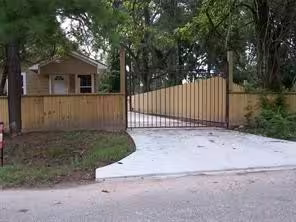 Photo 4 of 1714 N Travis Avenue, Cleveland, TX