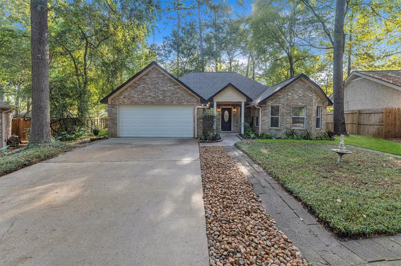 Photo 2 of 128 E Park Drive, Conroe, TX