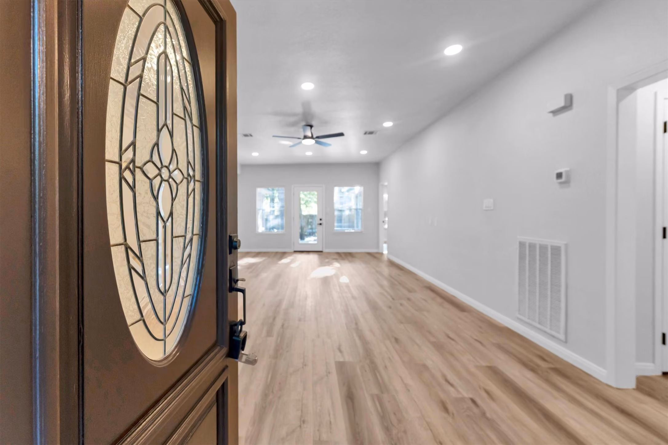 Photo 4 of 128 E Park Drive, Conroe, TX
