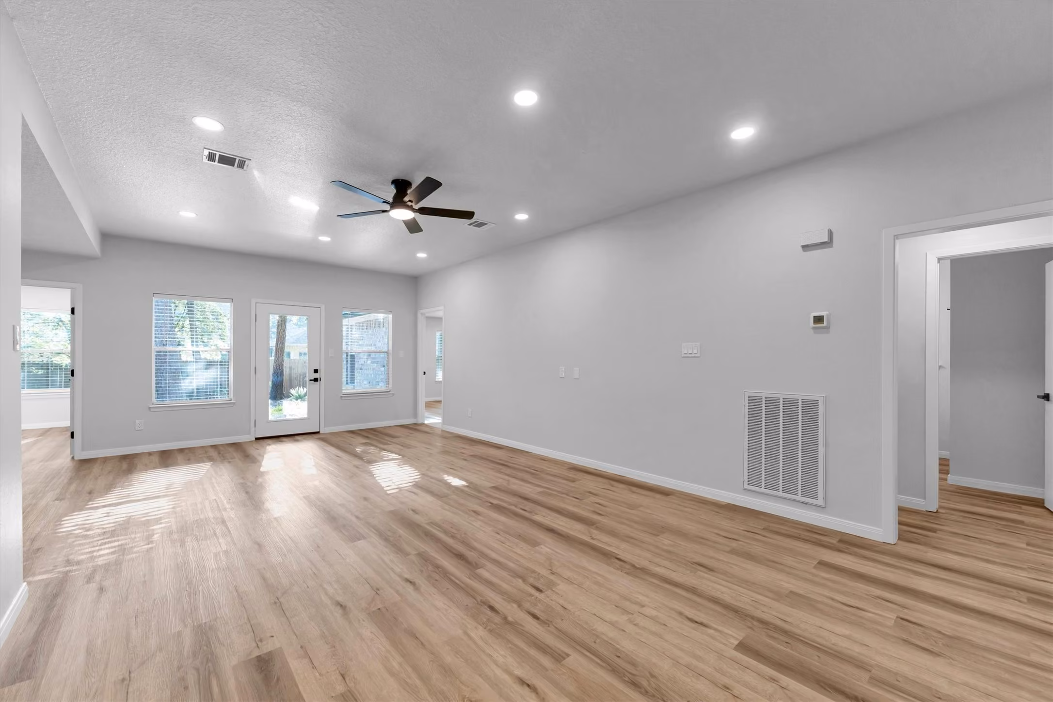 Photo 5 of 128 E Park Drive, Conroe, TX