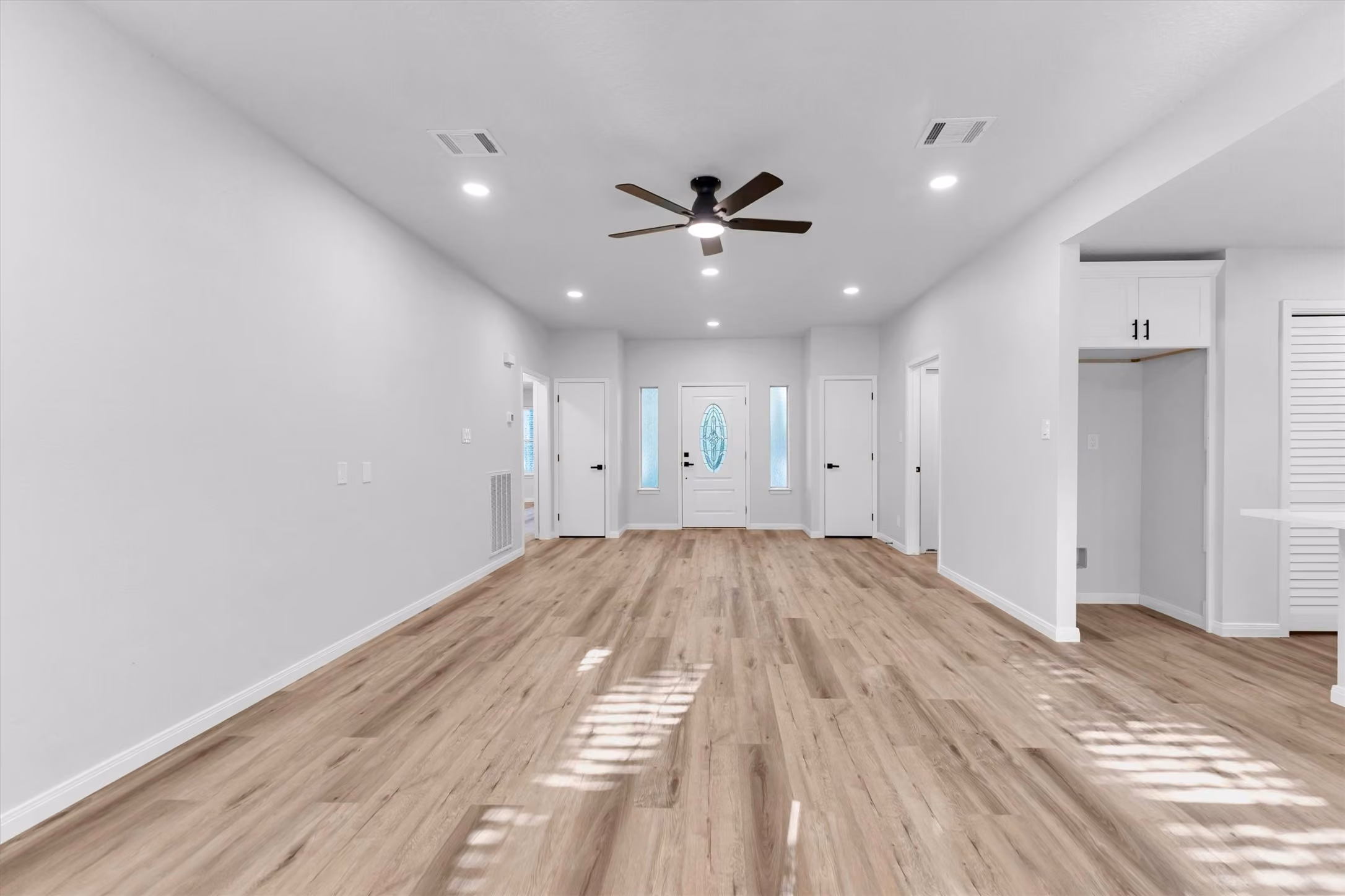Photo 7 of 128 E Park Drive, Conroe, TX