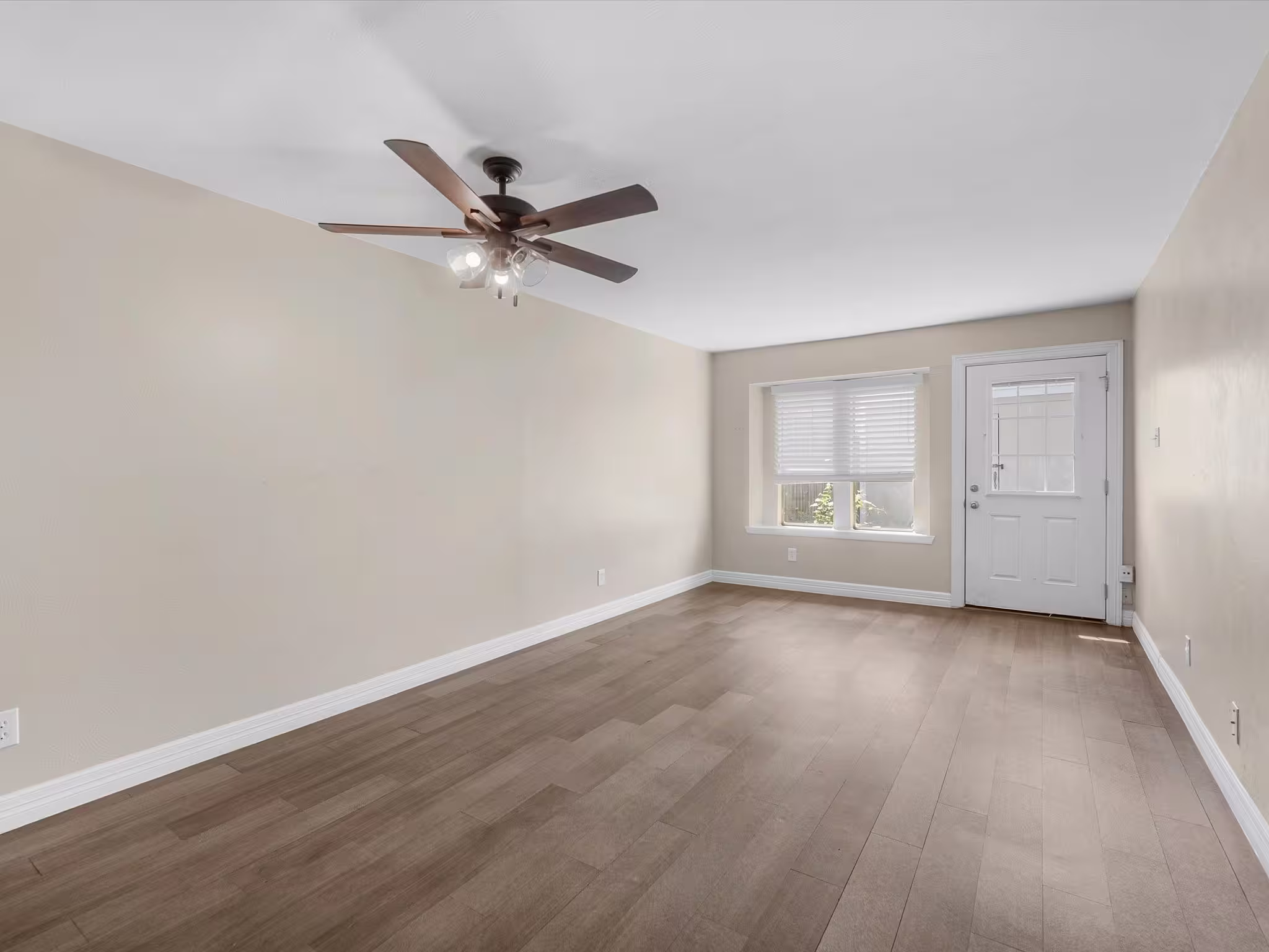Photo 4 of 7945 Ellinger Lane, Houston, TX