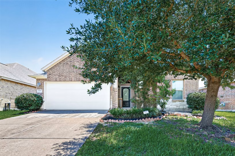 Photo 2 of 6810 Blue Glade Drive, Richmond, TX