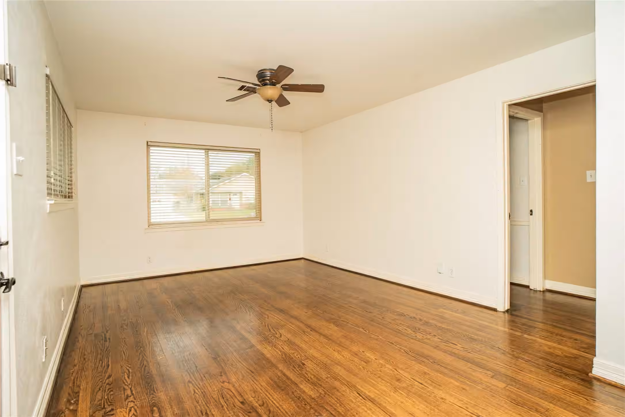 Photo 4 of 4833 Hummingbird Street, Houston, TX