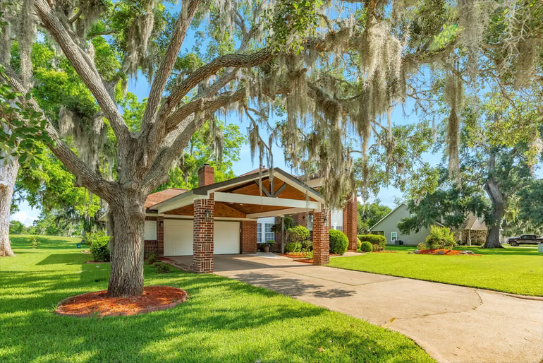 Photo 5 of 320 N Amherst Drive, West Columbia, TX