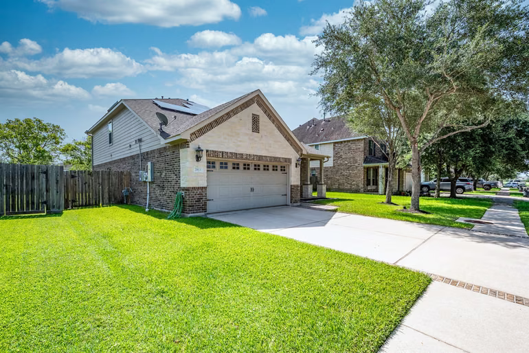 Photo 3 of 2813 Lost Maples Drive, Pearland, TX