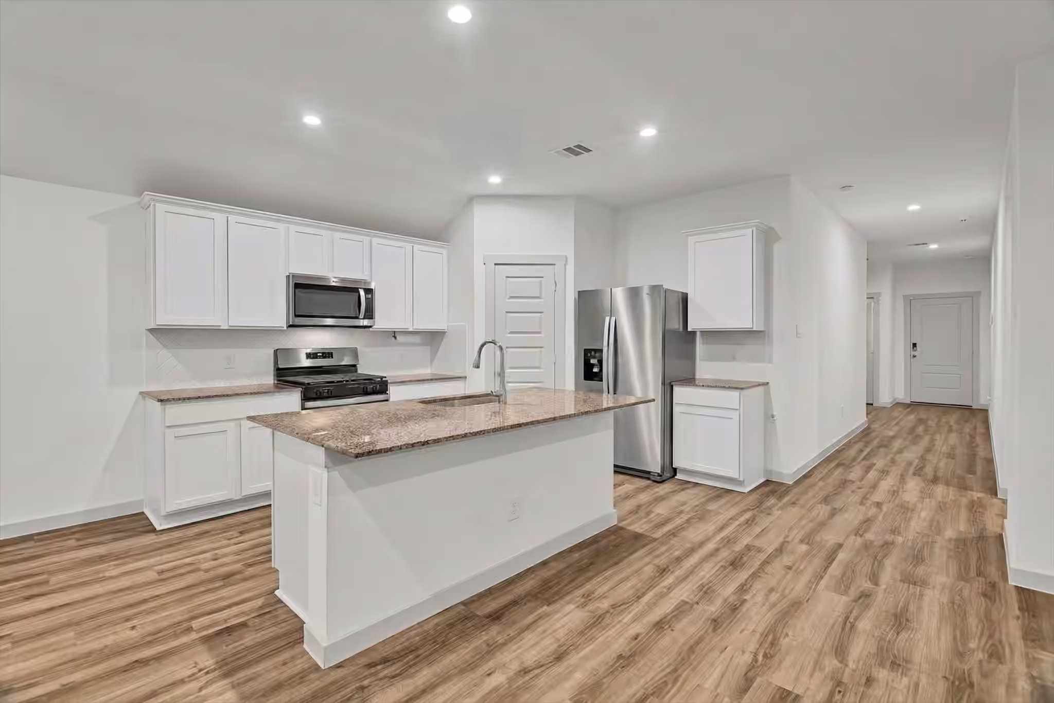 Photo 7 of 10002 Palm Royal Drive, Baytown, TX