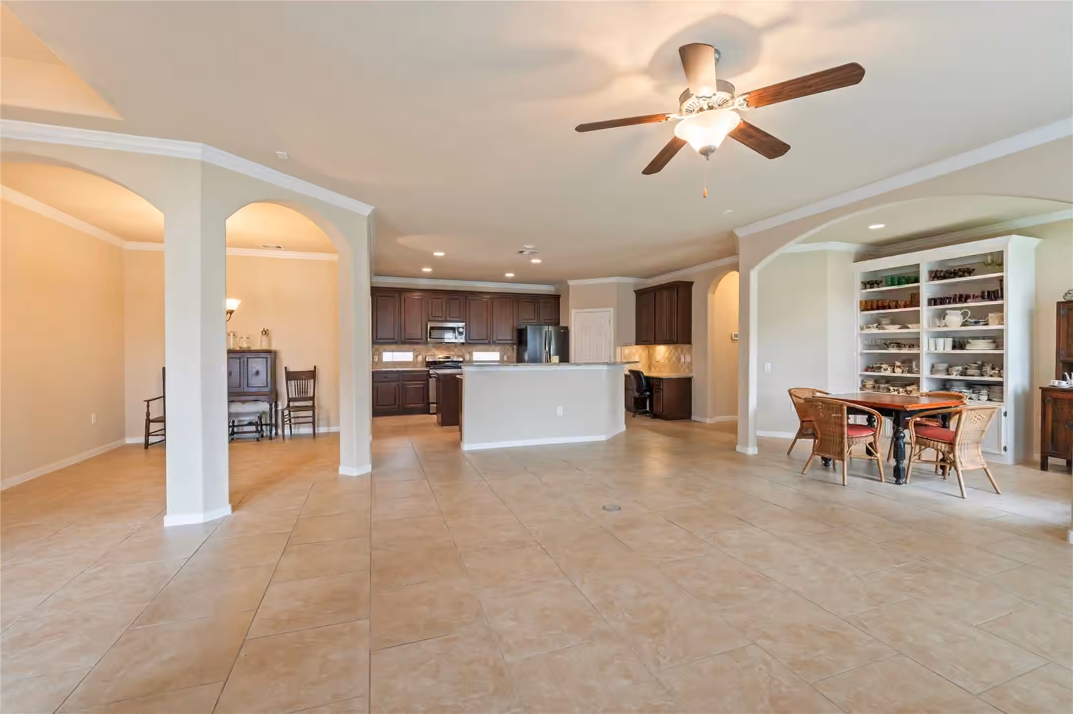 Photo 4 of 1201 N Riviera Circle, Pearland, TX