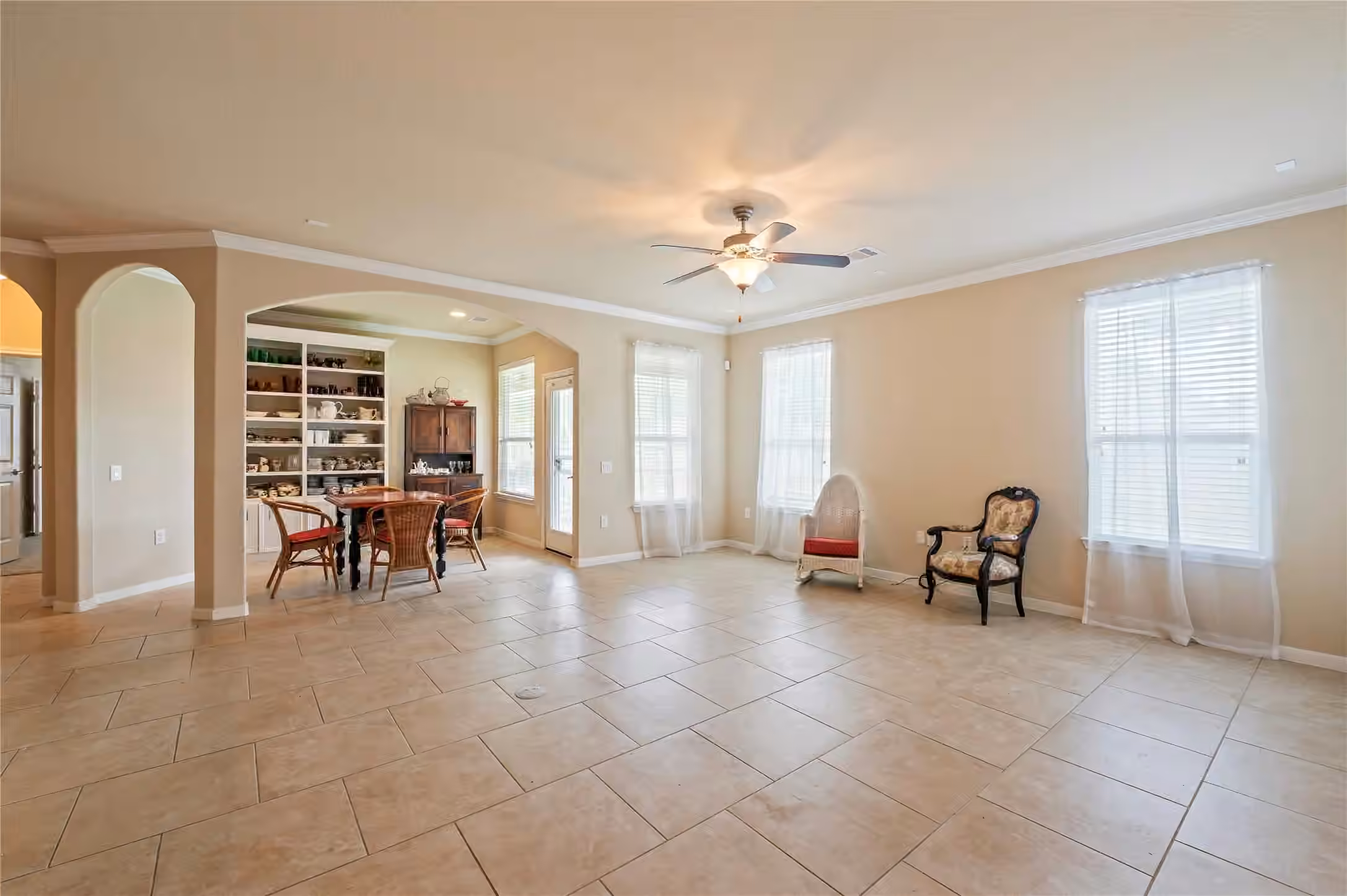 Photo 5 of 1201 N Riviera Circle, Pearland, TX