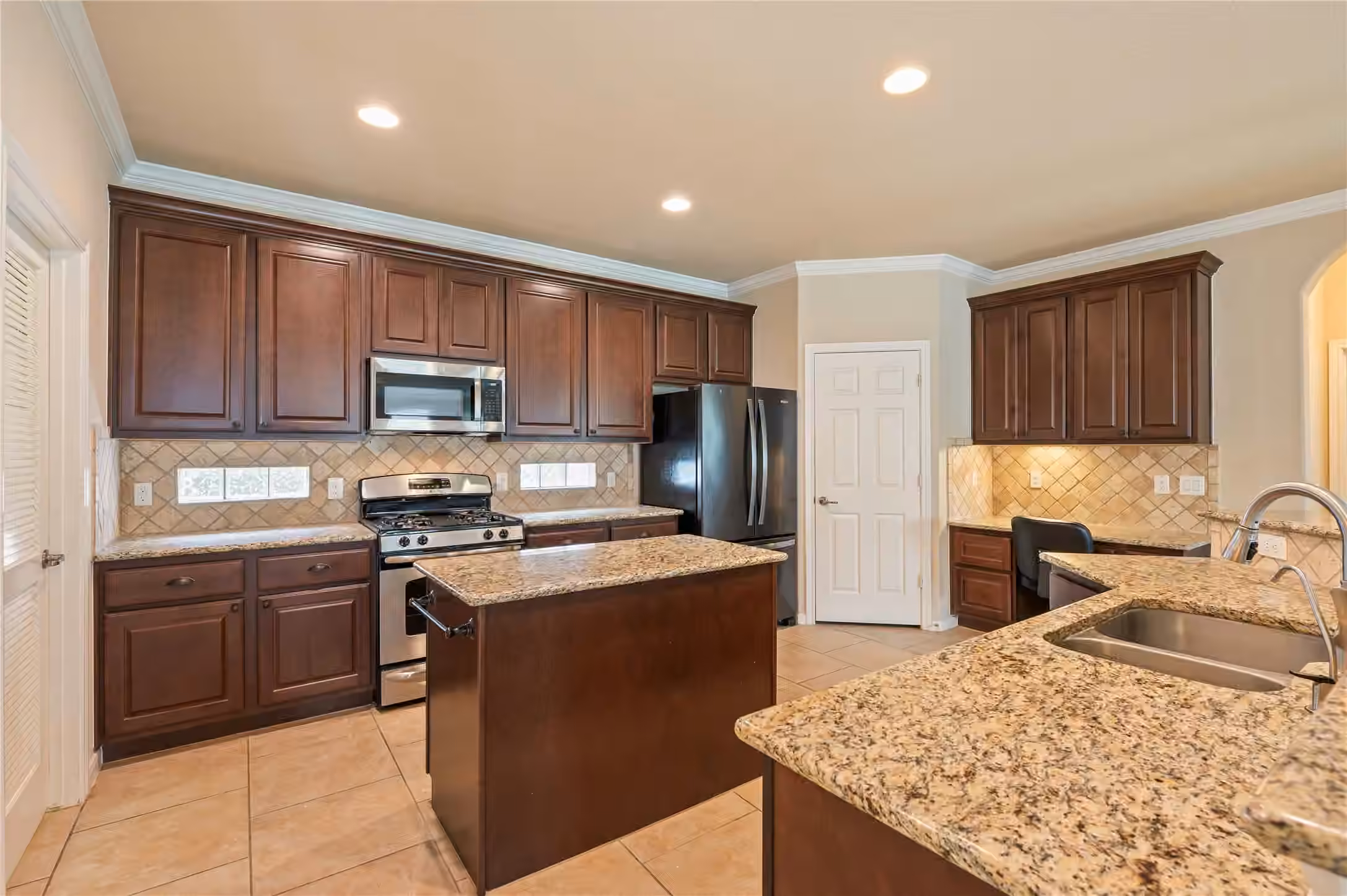 Photo 6 of 1201 N Riviera Circle, Pearland, TX