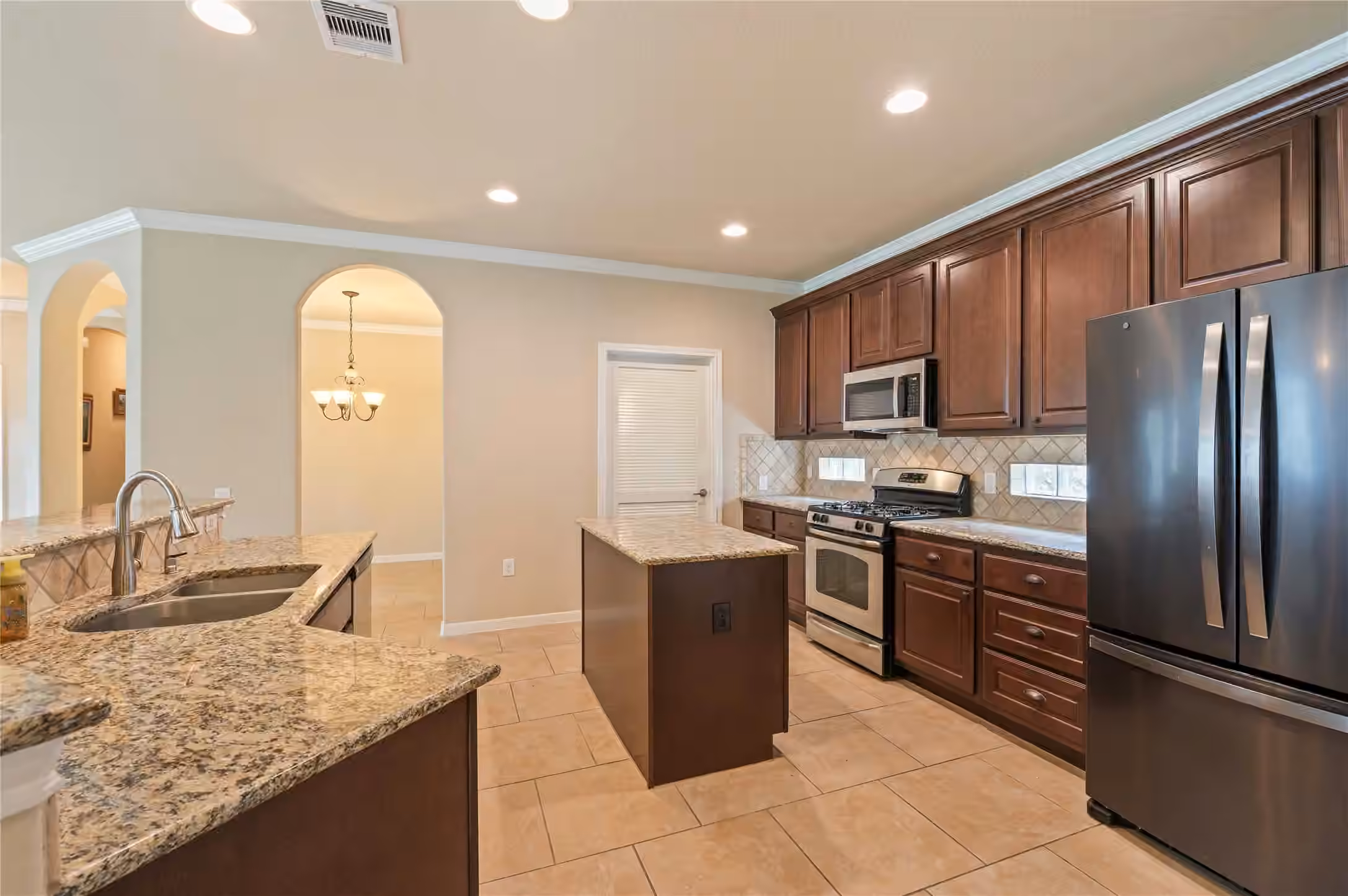 Photo 7 of 1201 N Riviera Circle, Pearland, TX