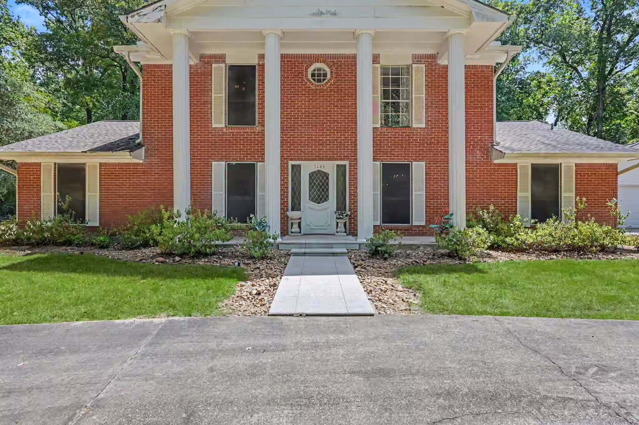 Photo 3 of 5188 Old Castle Way, Conroe, TX