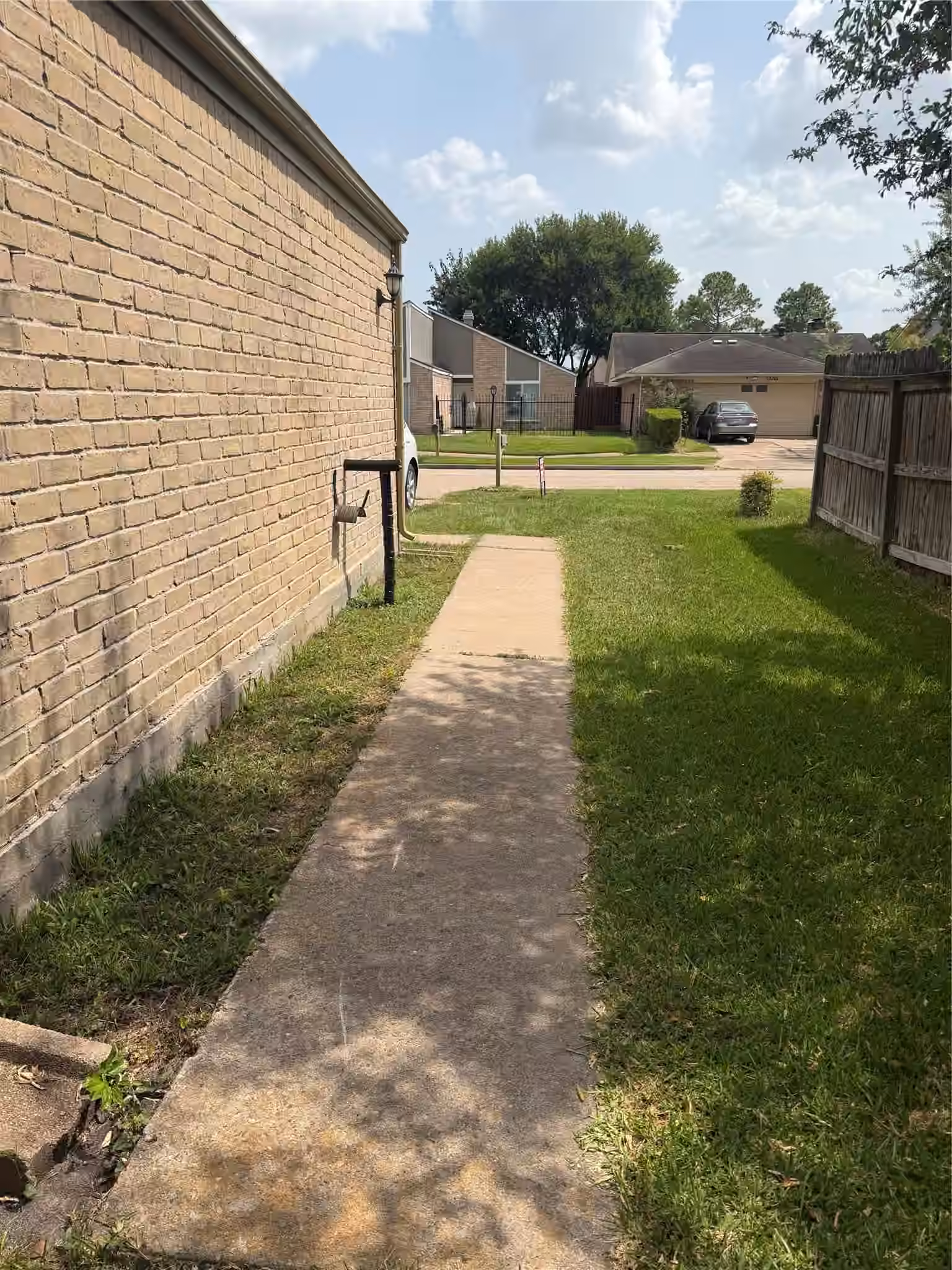 Photo 4 of 13310 Robinglen Drive, Houston, TX