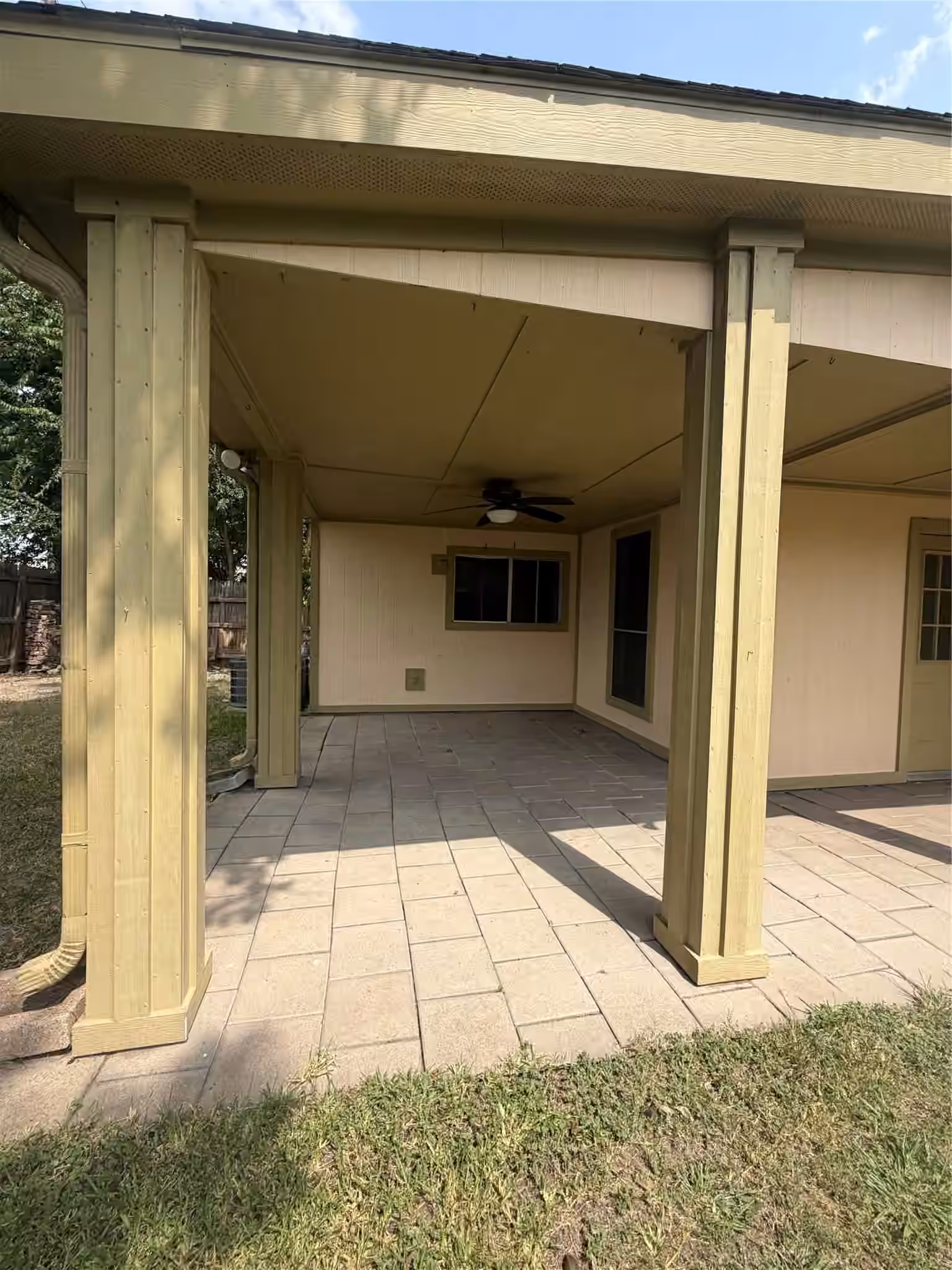 Photo 5 of 13310 Robinglen Drive, Houston, TX