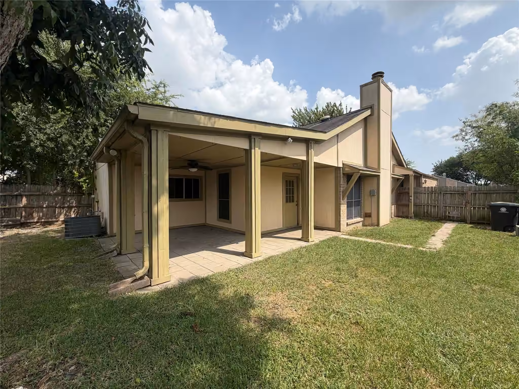 Photo 6 of 13310 Robinglen Drive, Houston, TX