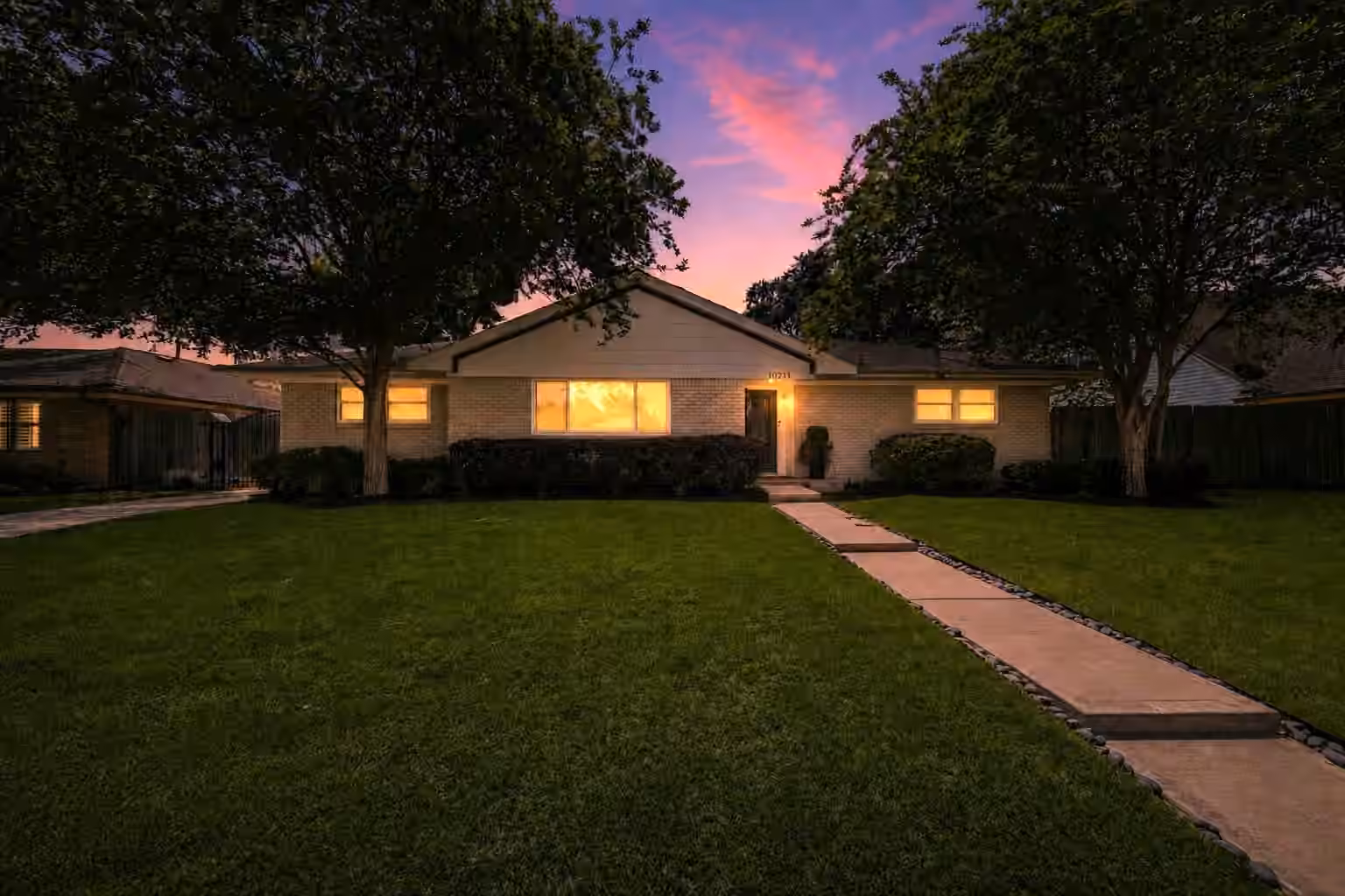 Photo 3 of 10211 Cliffwood Drive, Houston, TX