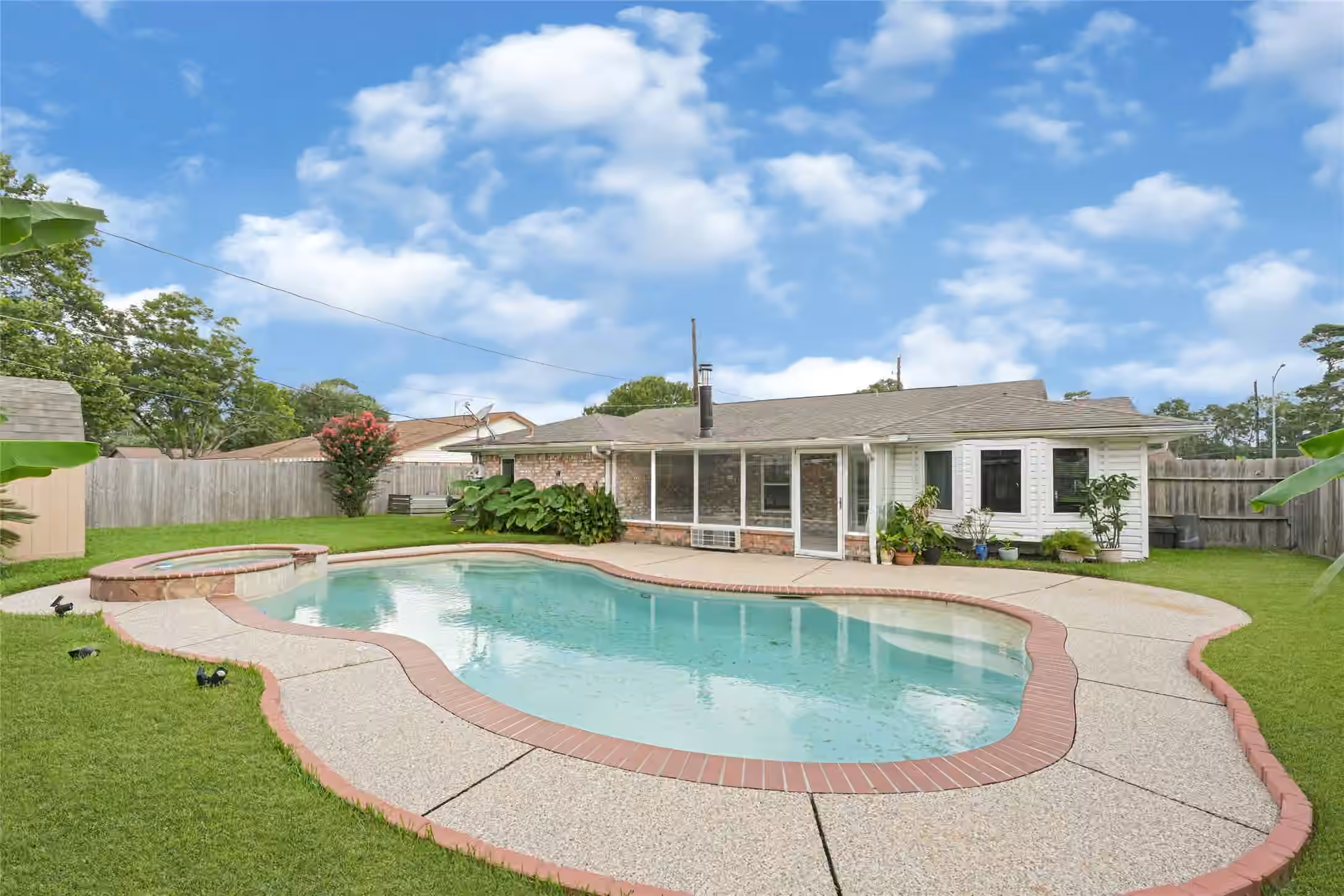 Photo of 10010 Lost Pine Drive, Baytown, TX 77521