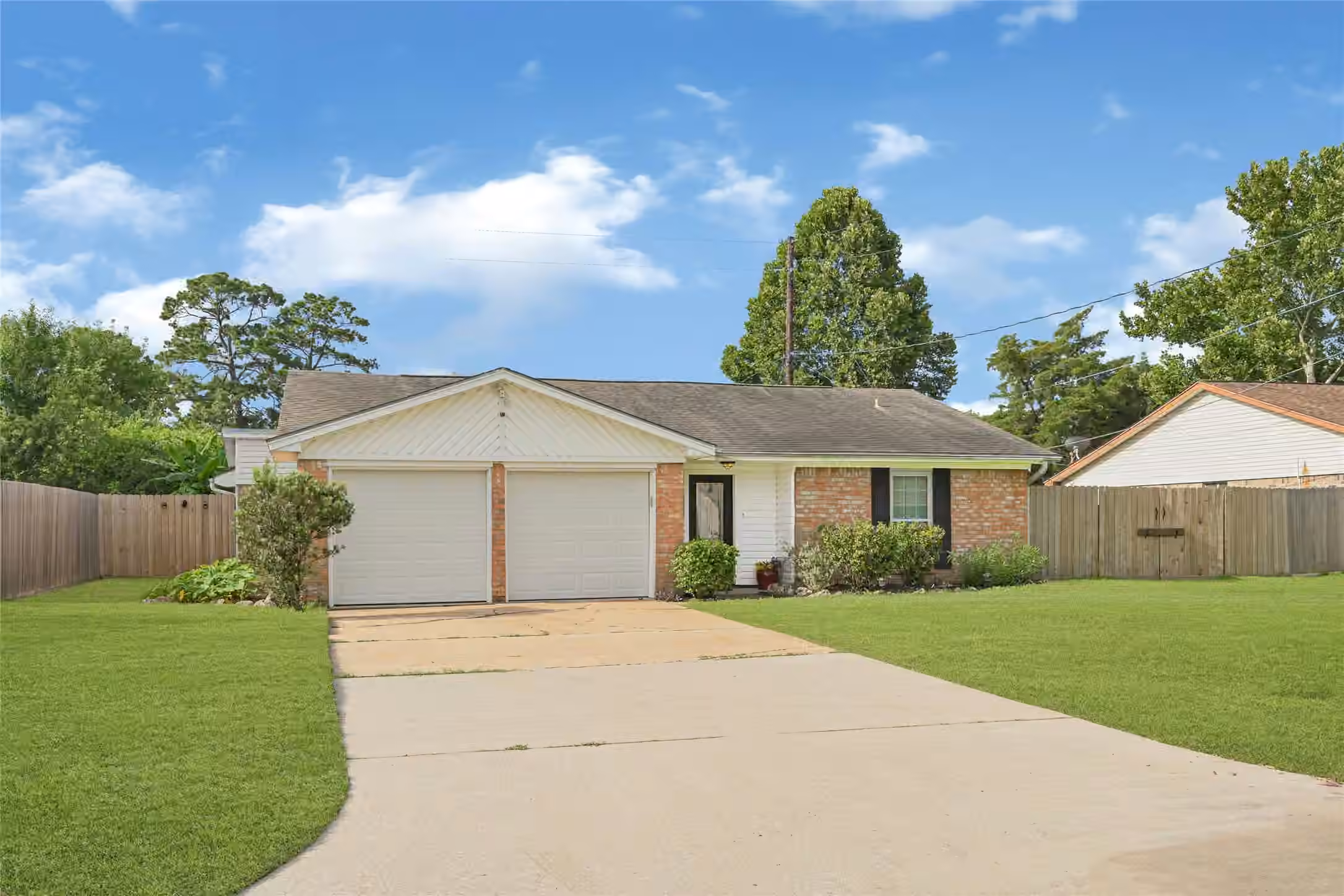 Photo 2 of 10010 Lost Pine Drive, Baytown, TX
