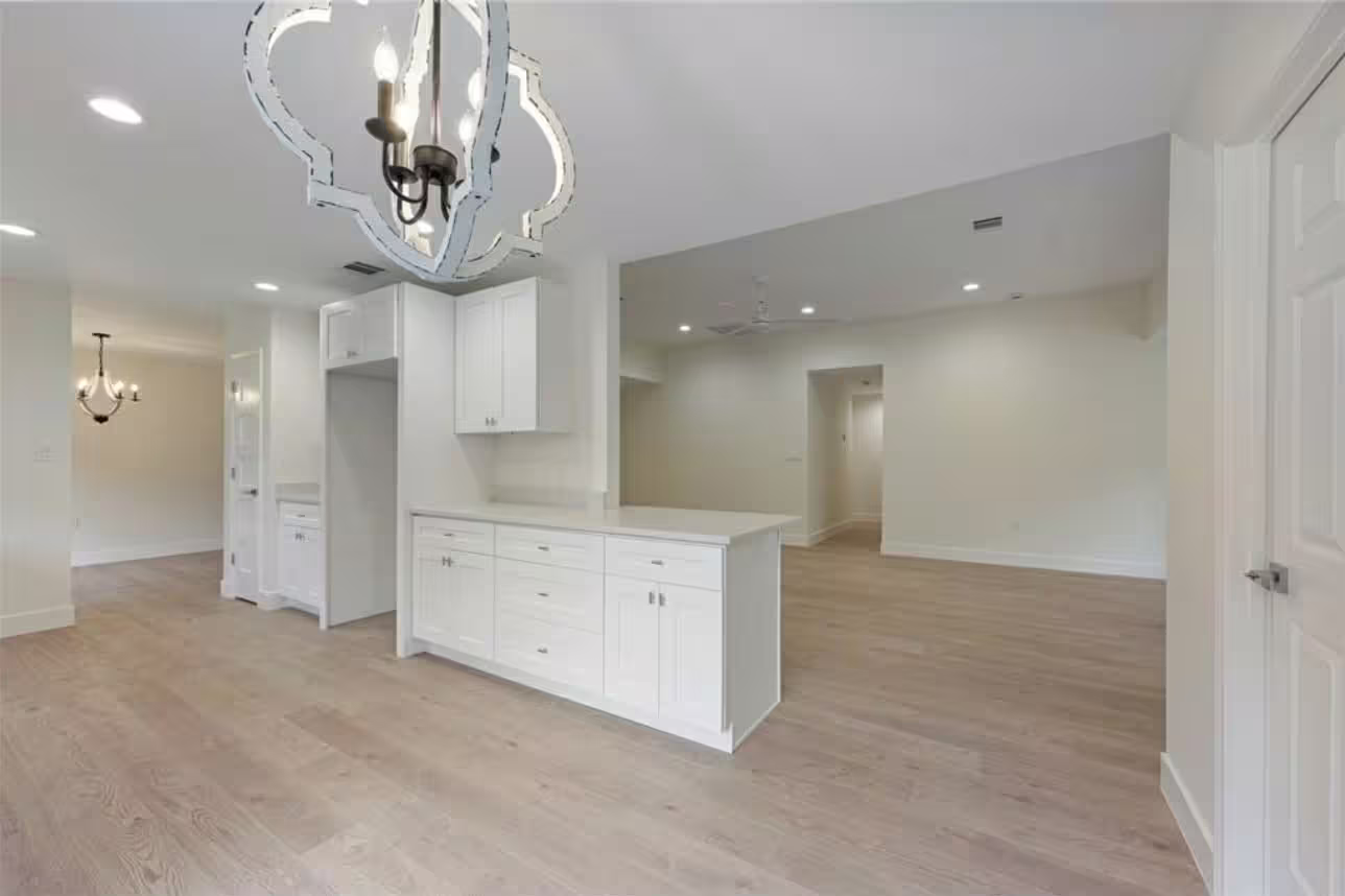 Photo 5 of 8811 Tavistock Drive, Houston, TX