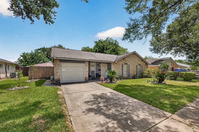 Photo 2 of 1914 Oaklawn Street, Sugar Land, TX