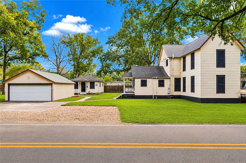 Photo 4 of 816 W Adoue Street, Alvin, TX