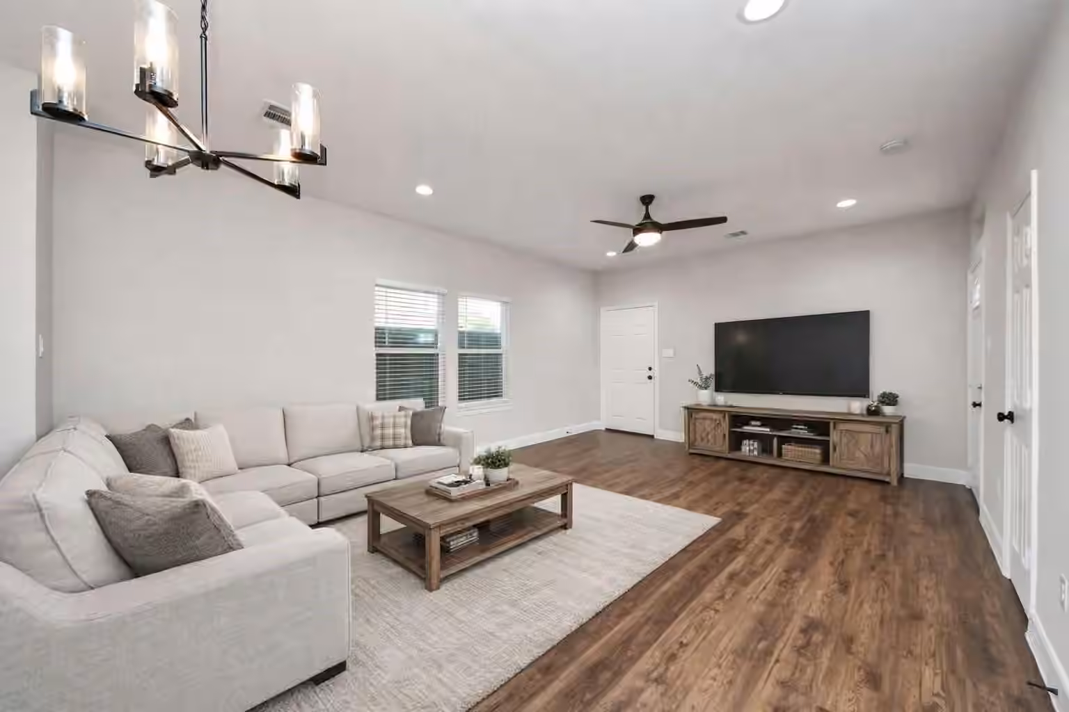 Photo 5 of 6910 J W Peavy Drive, Houston, TX