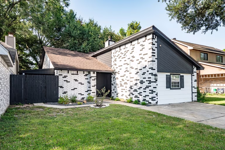 Photo of 30 Crestbriar Court, Baytown, TX
