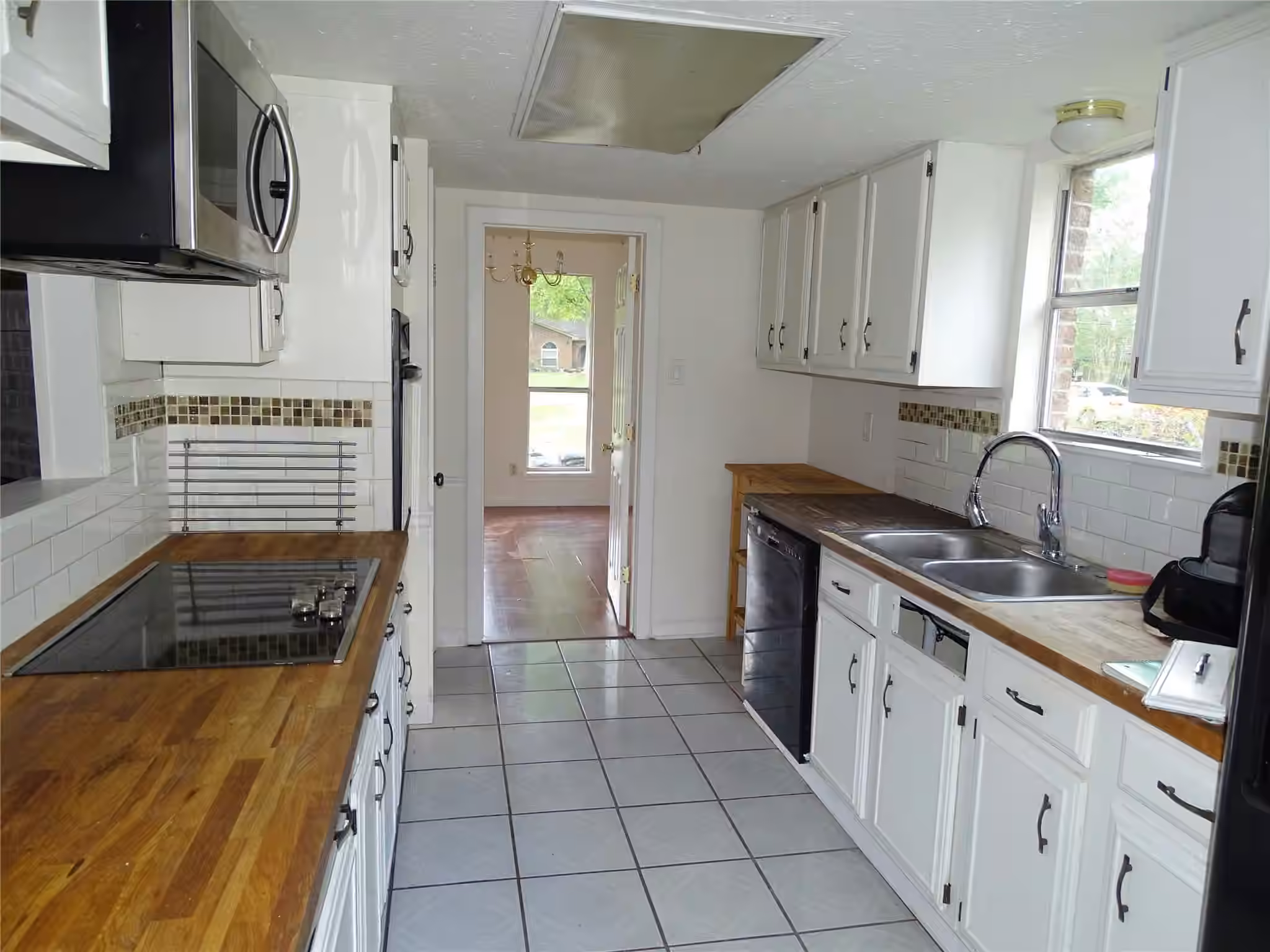 Photo 4 of 18906 Woodridge Drive, Conroe, TX