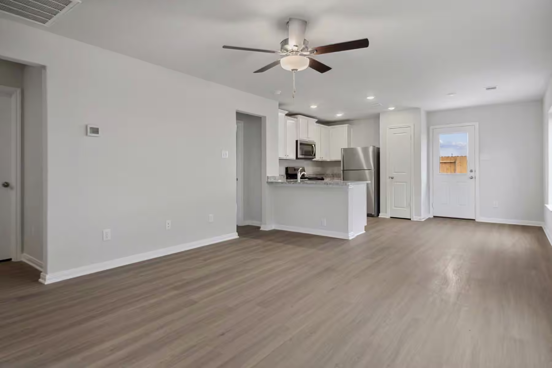 Photo 3 of 15878 Berry Hill Drive, Conroe, TX