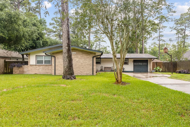 Photo of 1034 Royal Oak Drive, Dickinson, TX 77539