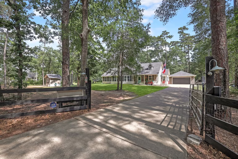 Photo 2 of 8997 Hickory Road, Plantersville, TX