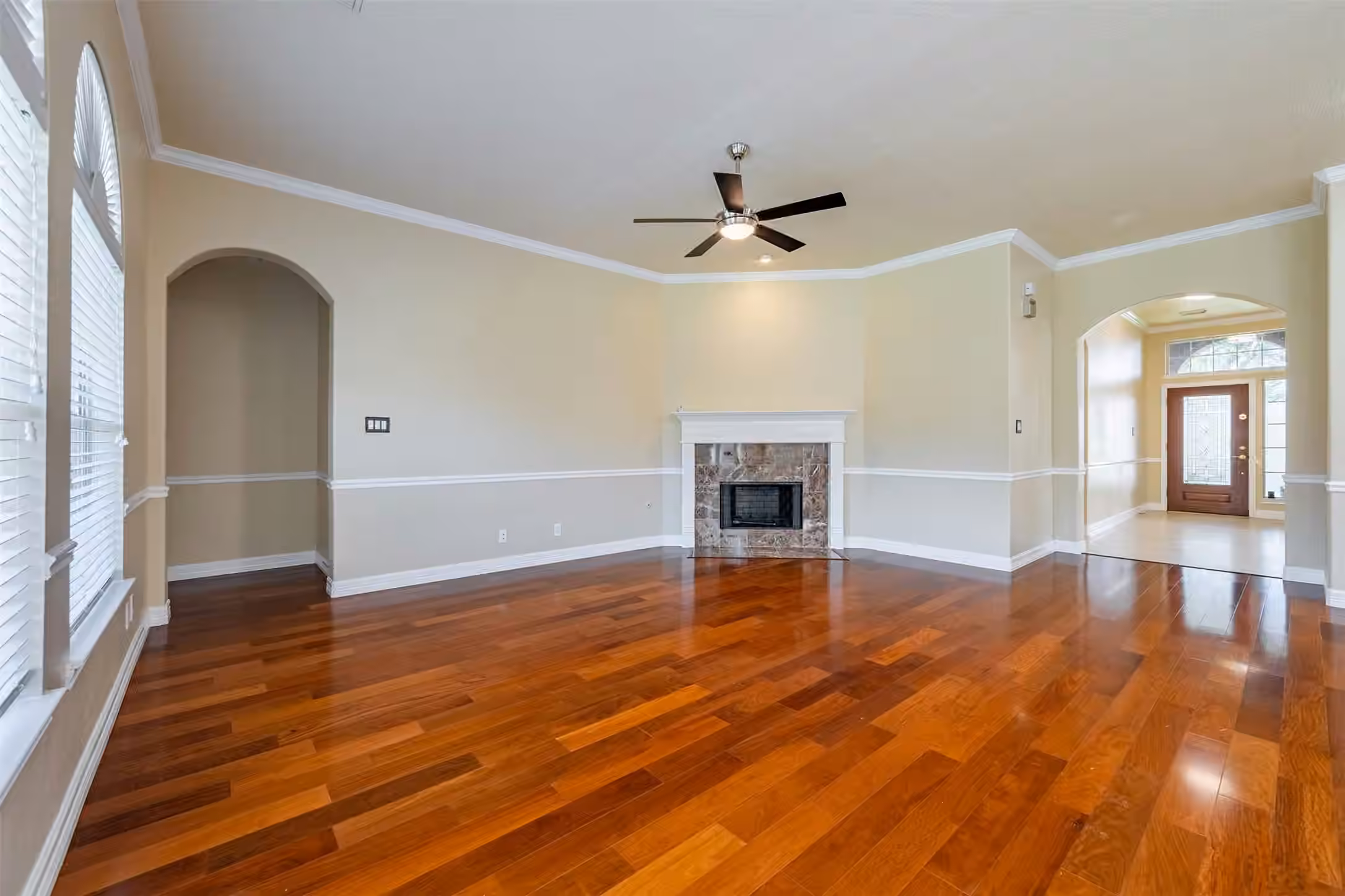 Photo 5 of 13922 Abbey Lane, Sugar Land, TX