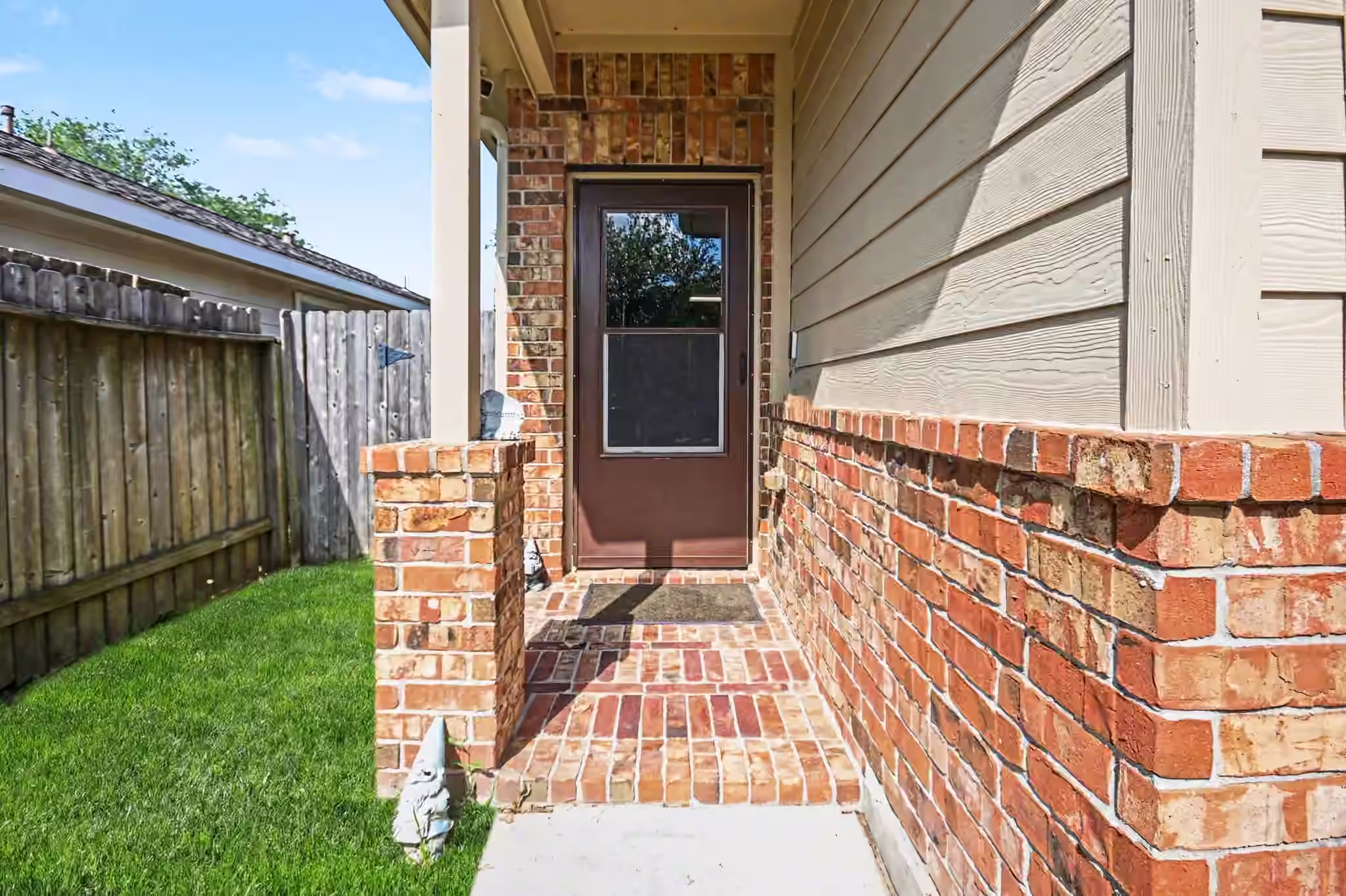 Photo 2 of 10019 Meadow Mill Forest Lane, Houston, TX