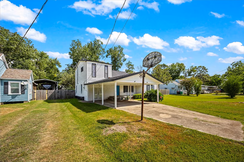 Photo 2 of 209 South Street, Baytown, TX